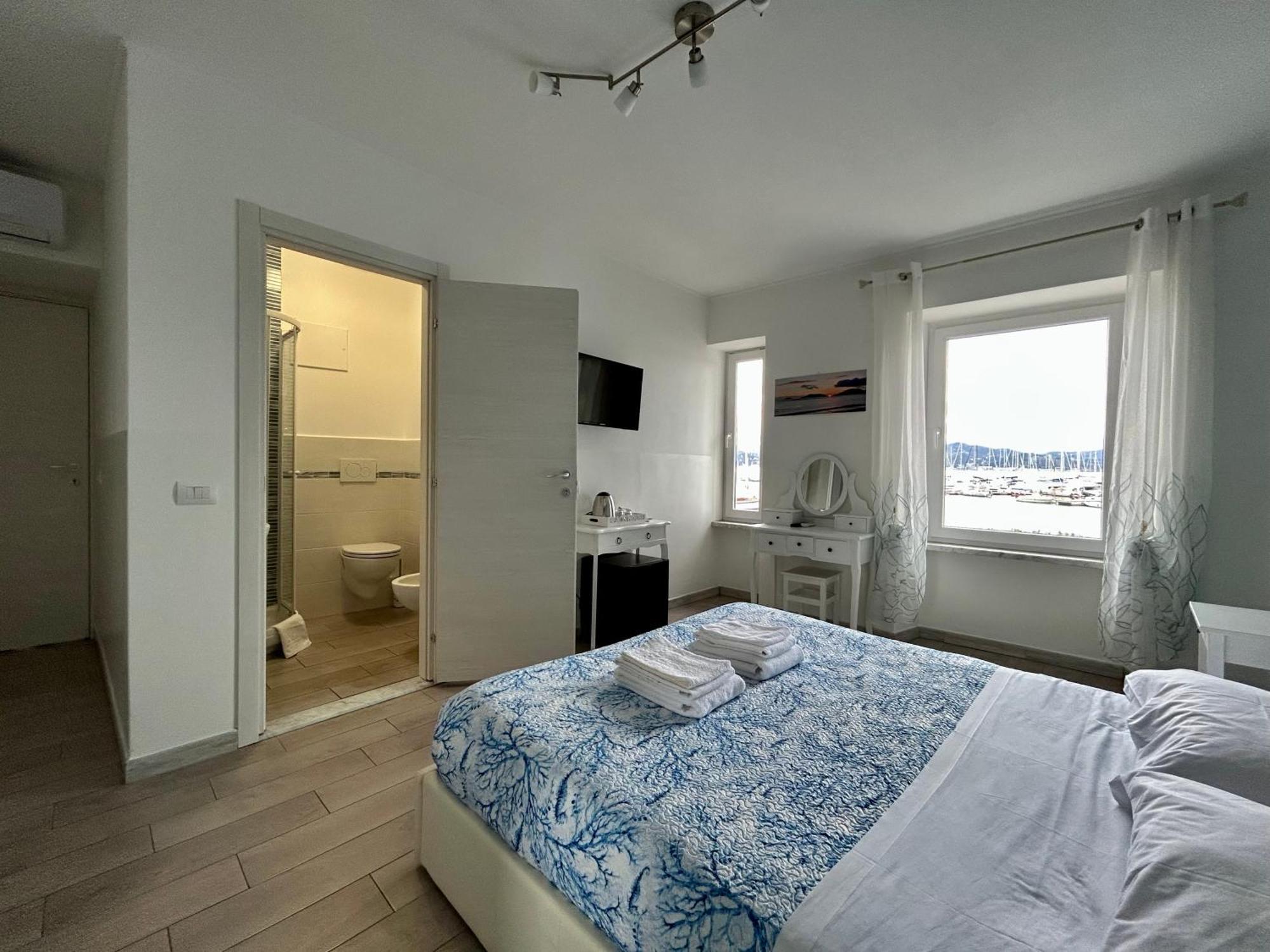Fezzano / Portovenere Stilish Double Rooms With Sea View, Balcony Or Small Courtyard Exterior foto
