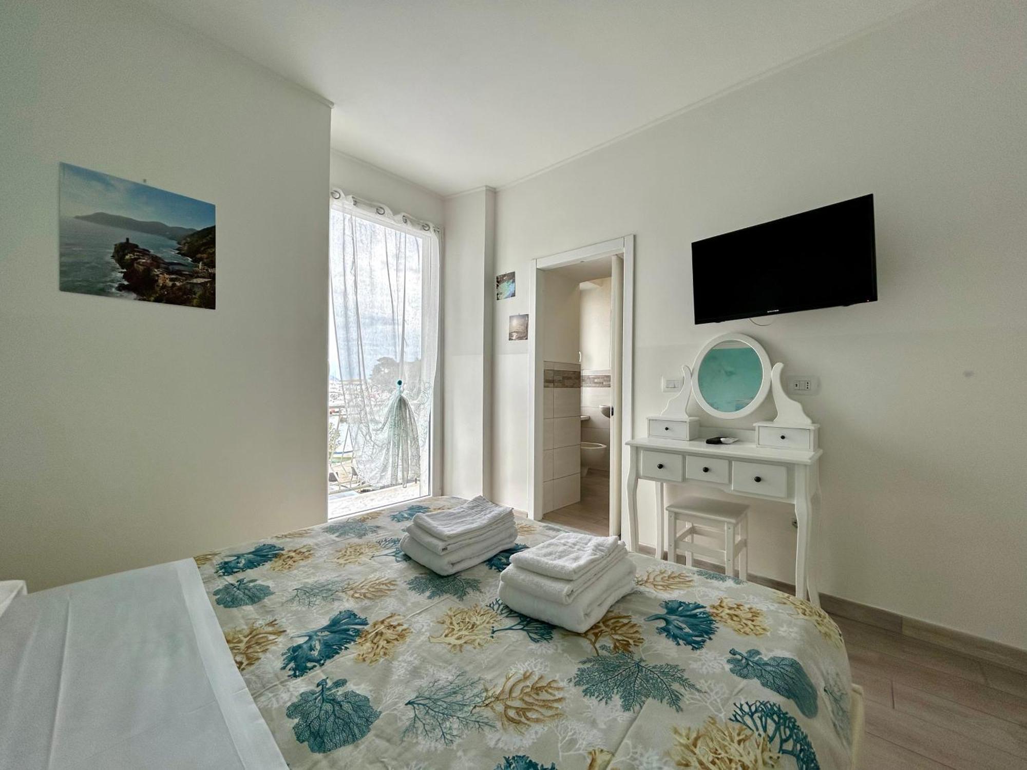 Fezzano / Portovenere Stilish Double Rooms With Sea View, Balcony Or Small Courtyard Exterior foto