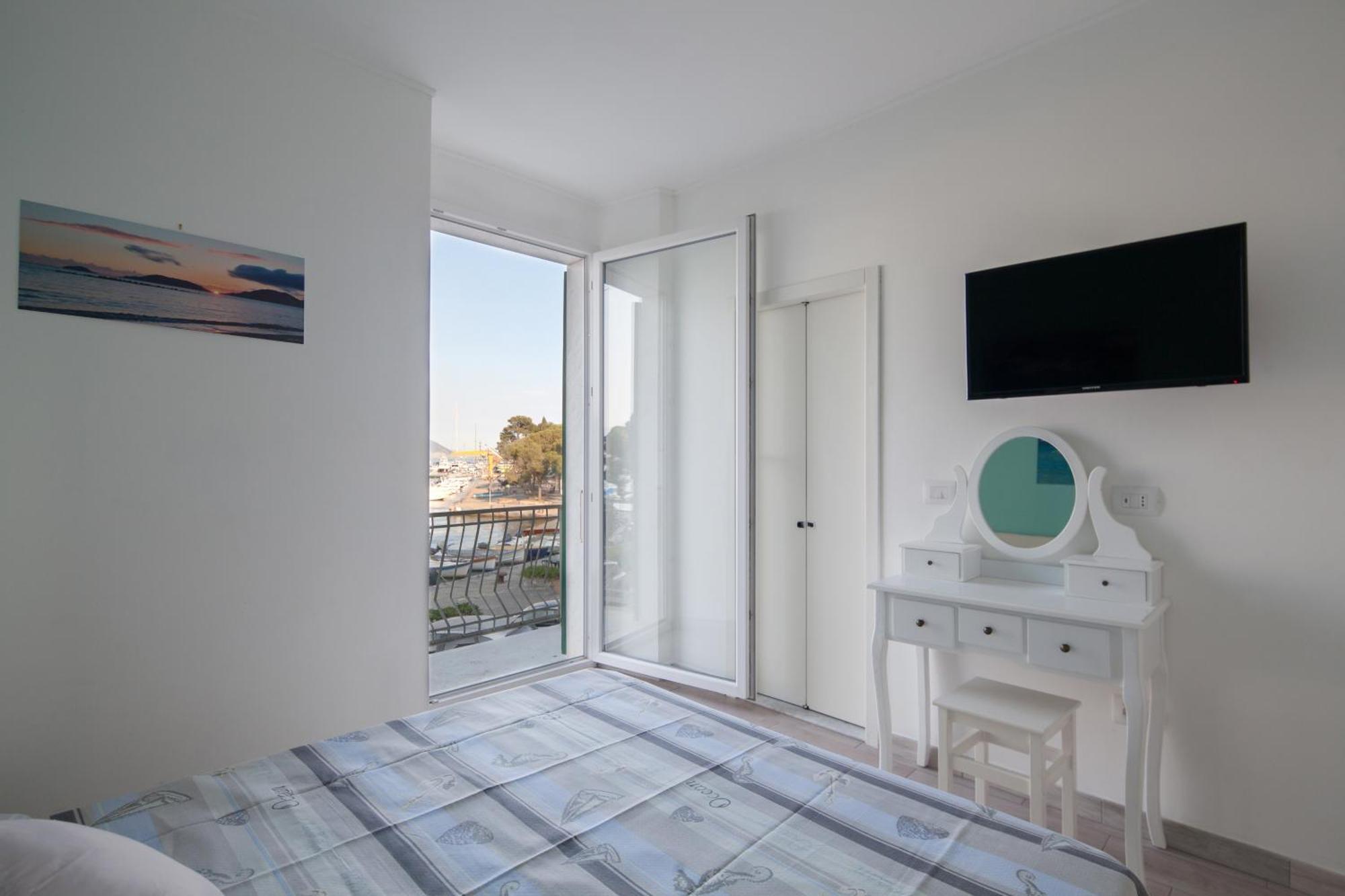 Fezzano / Portovenere Stilish Double Rooms With Sea View, Balcony Or Small Courtyard Exterior foto